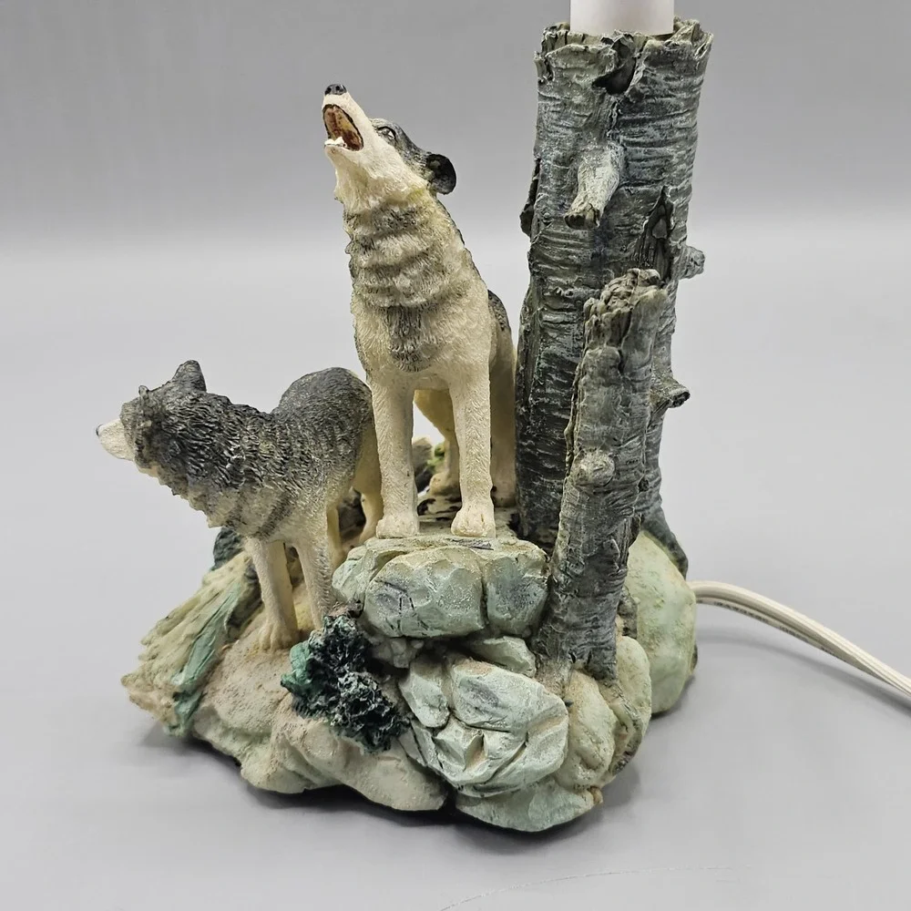Vintage North American Denizen of Twilight Wolf Table Lamp Mancave Cabin Y2K